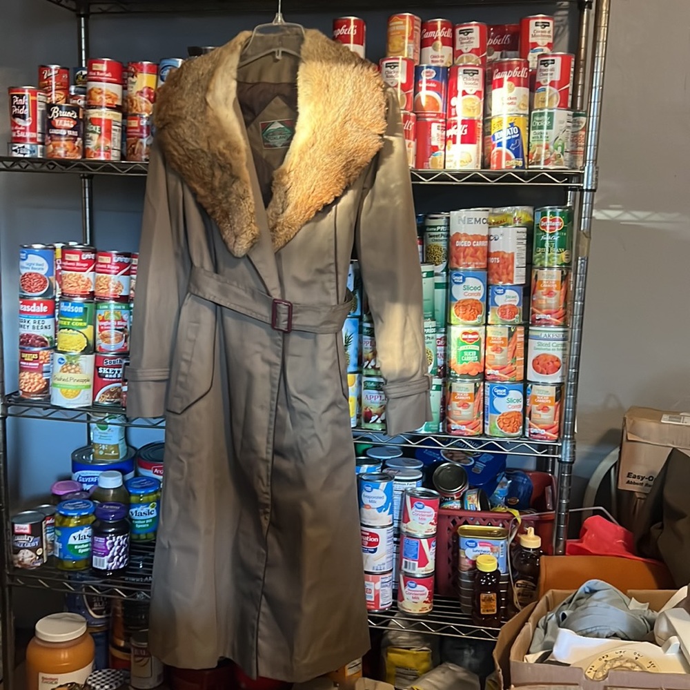 Foxland Women’s trench coat W/ Fox fur collar